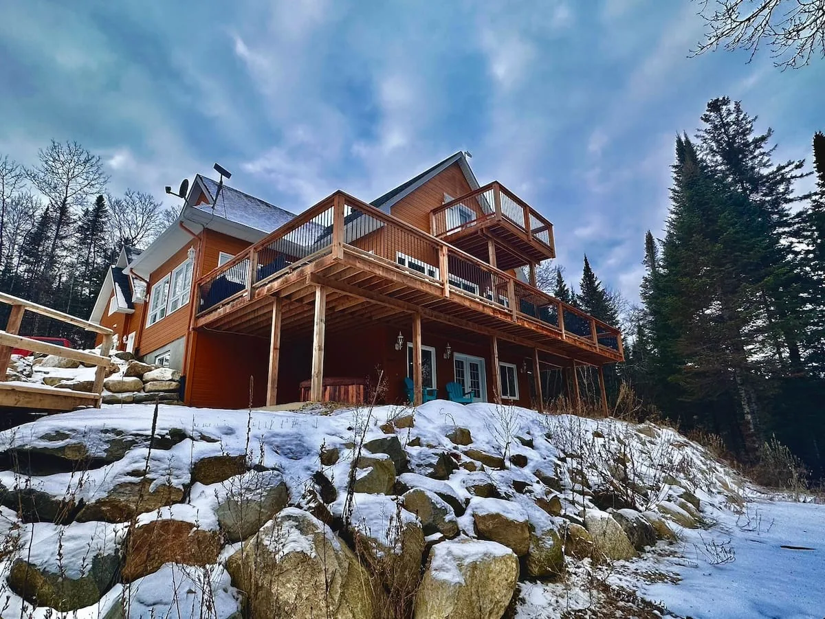 Le chalet en A et ses terrasses, en hiver