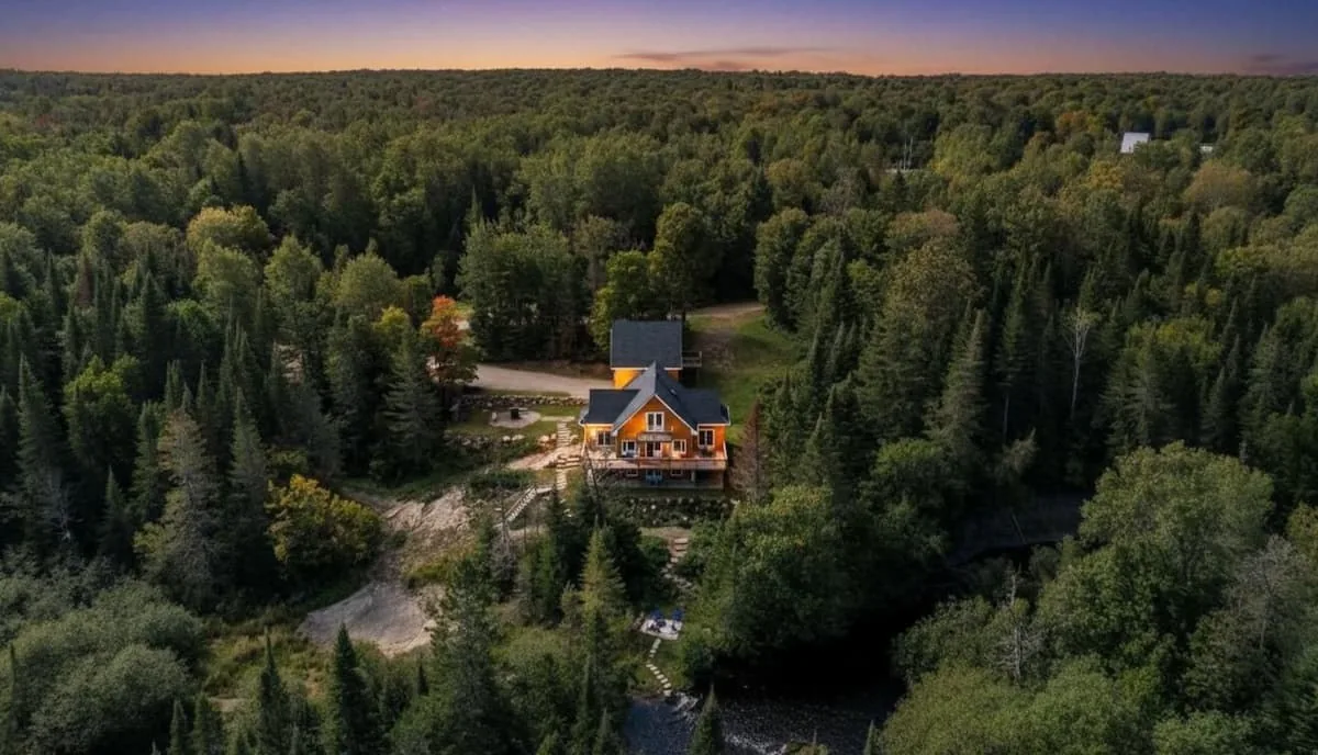 Vue aérienne du chalet au milieu de la forêt