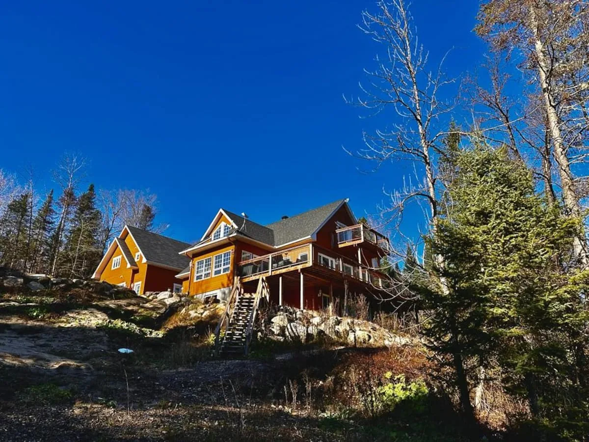 La façade du chalet face à la rivière