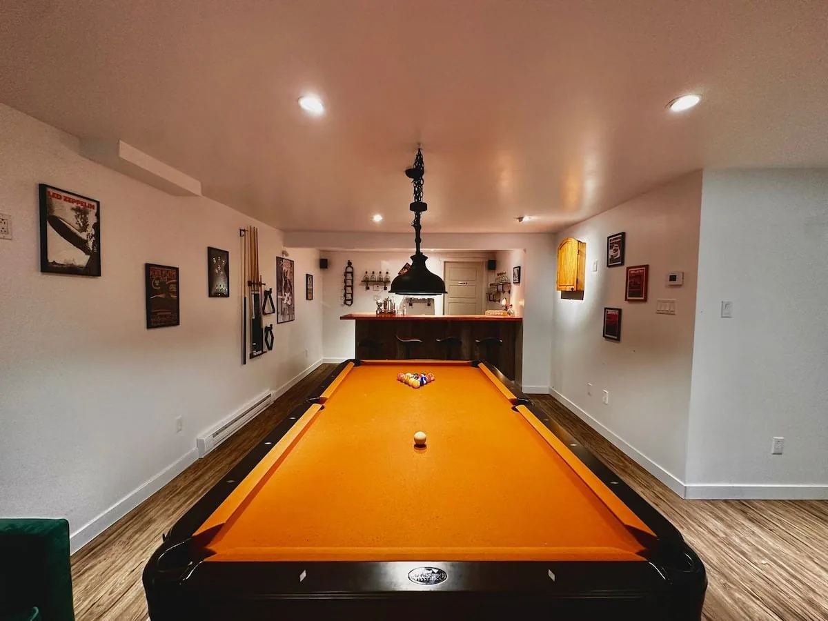 La table de billard de la salle de jeux